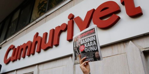 Protest in support of arrested Cumhuriyet newspaper journalists